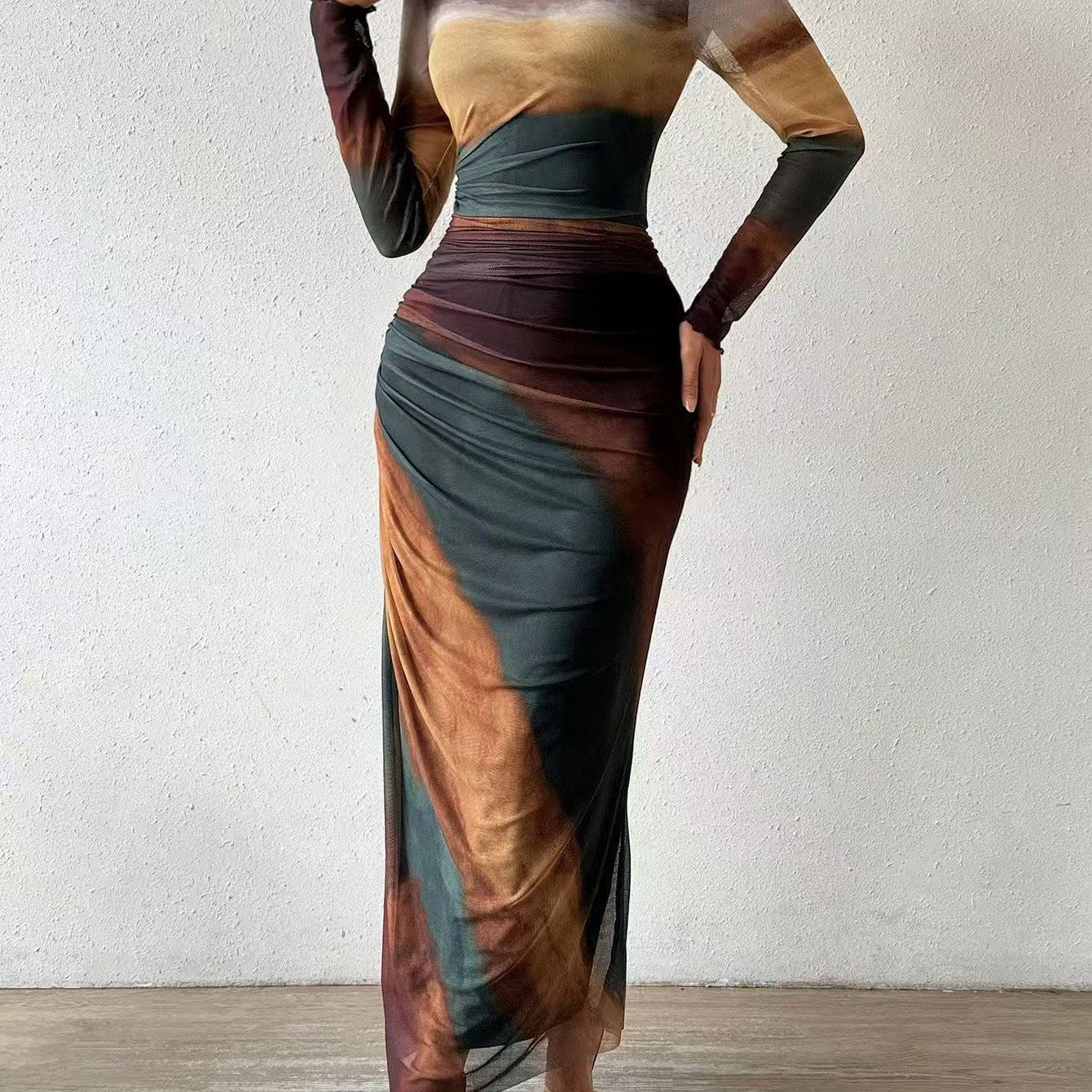 BRONĖ – Spausdinta maxi suknelė ilgomis rankovėmis